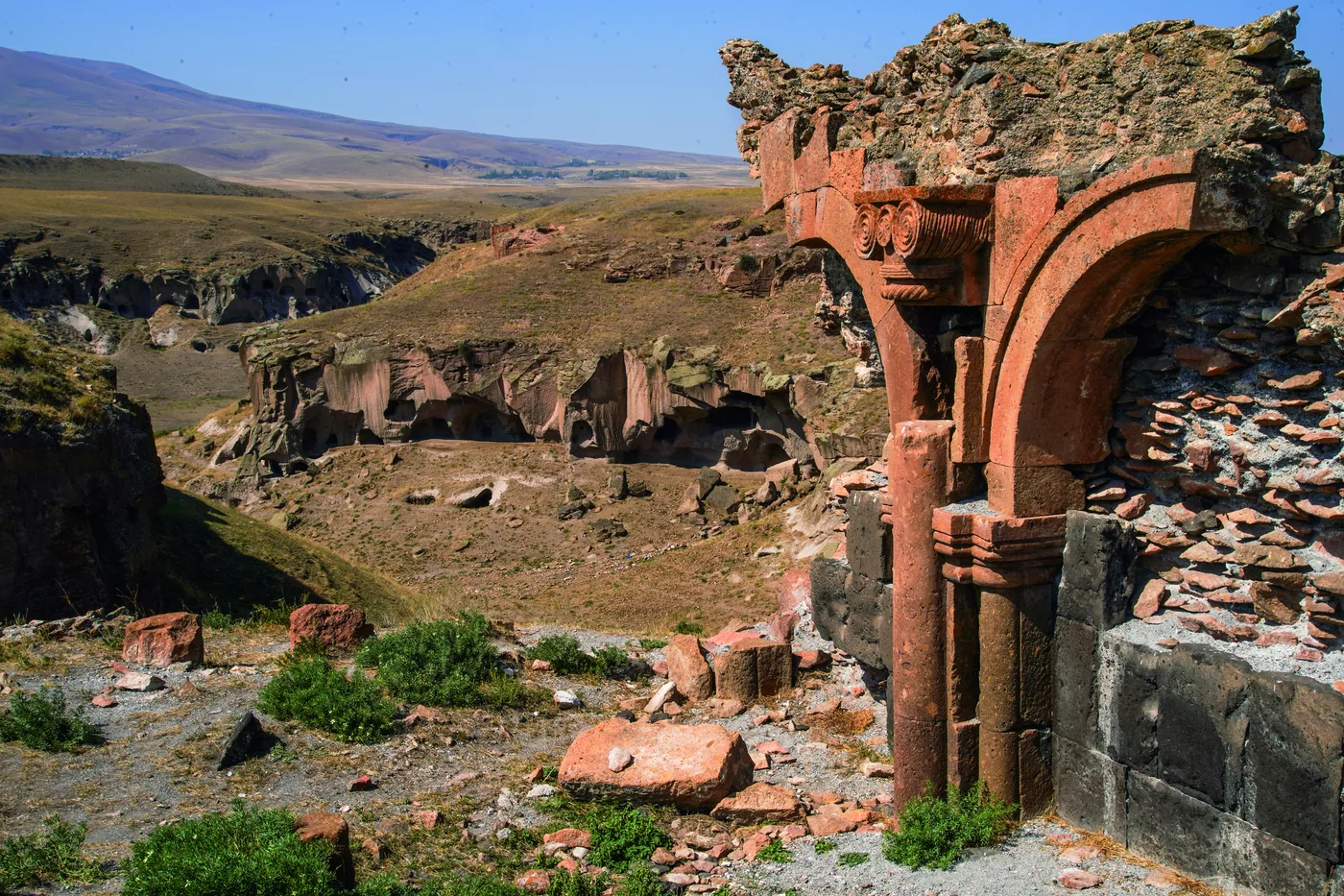 Ruinen der verlassenen Stadt Ani in der Steppe