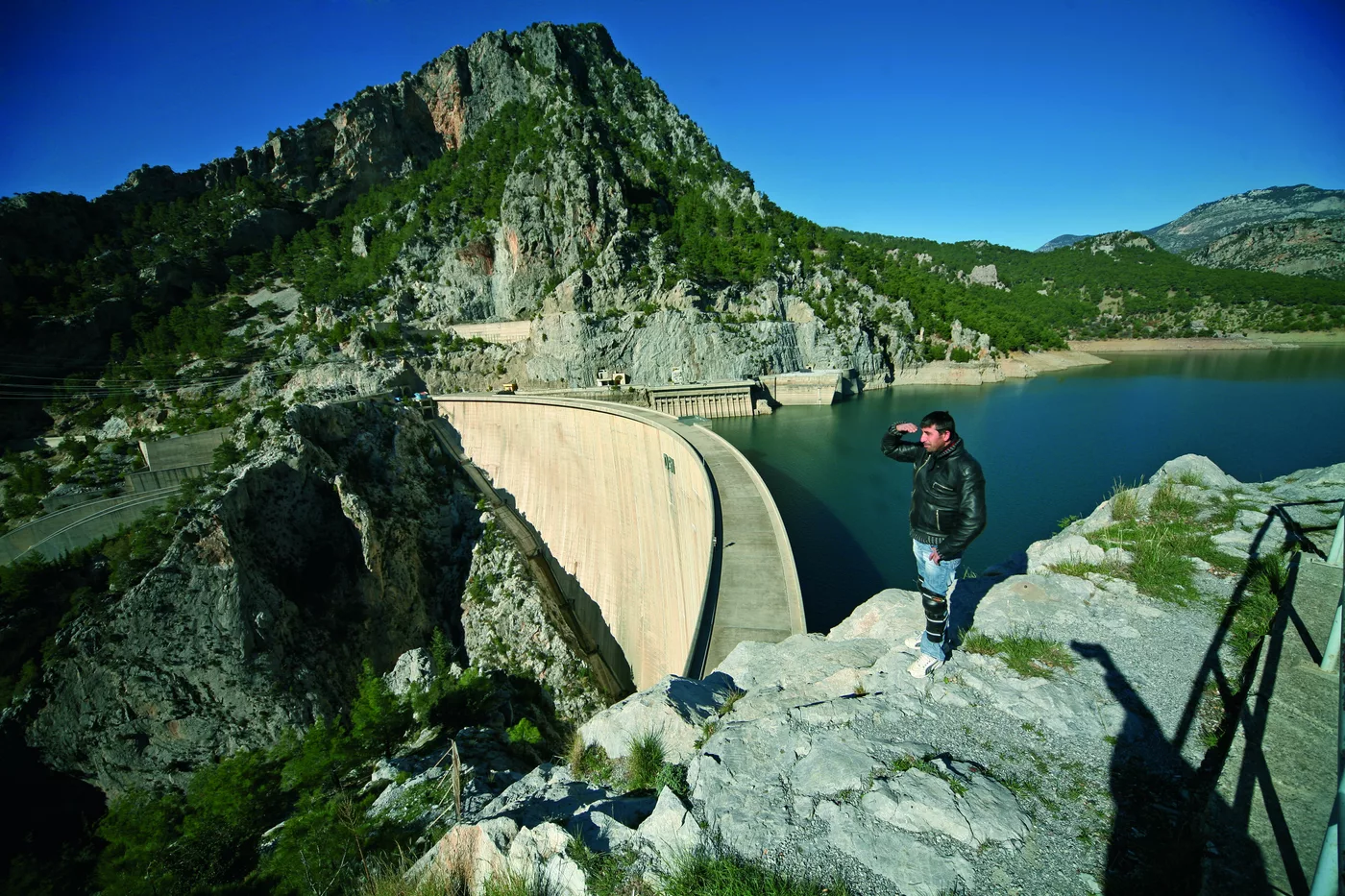 Bogenstaumauer des Oymapınar-Stausees zwischen steilen Felswänden Bogenstaumauer des Oymapınar-Stausees zwischen steilen Felswänden