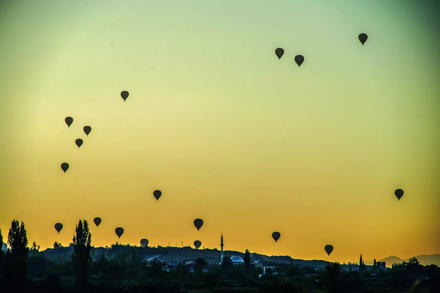 Heißluftballone über der Landschaft von Pamukkale im Abendlicht